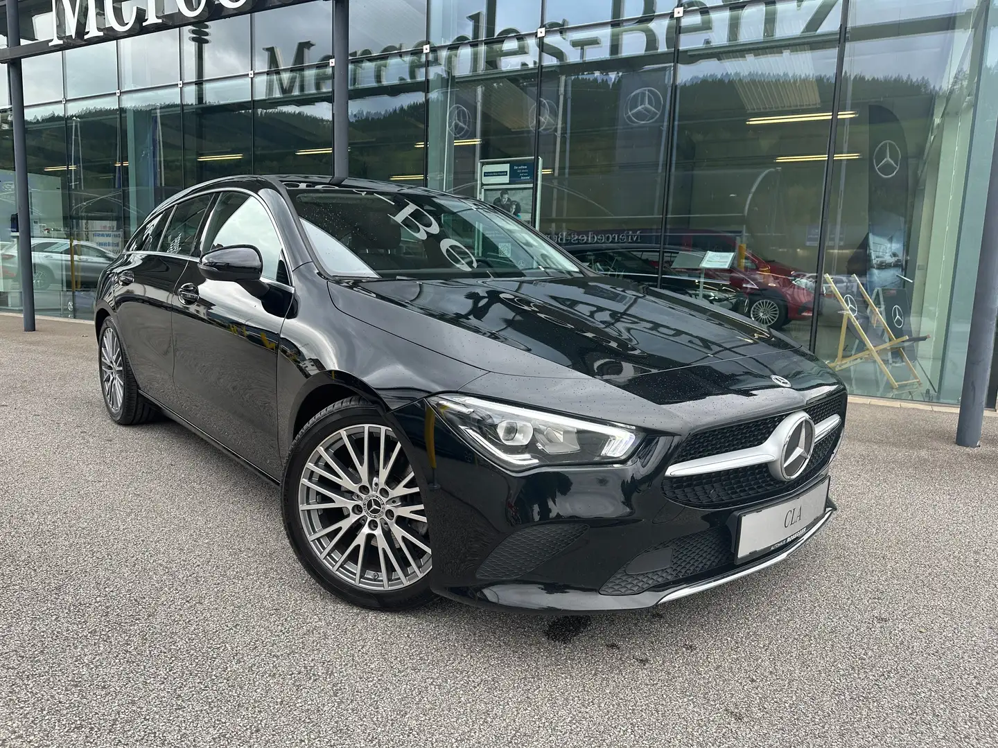 Mercedes-Benz CLA 180 d Shooting Brake Aut. *Panorama-Schiebedach* Schwarz - 2