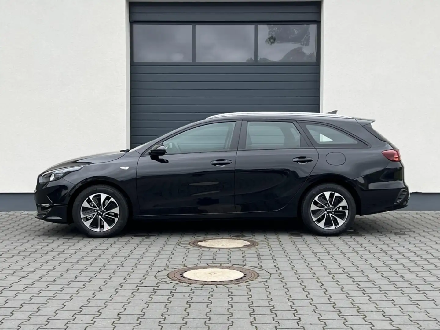 Kia Ceed SW / cee'd SW Sportswagon Vision Spin 1,5 T-GDi 103KW Navi AHK Schwarz - 2
