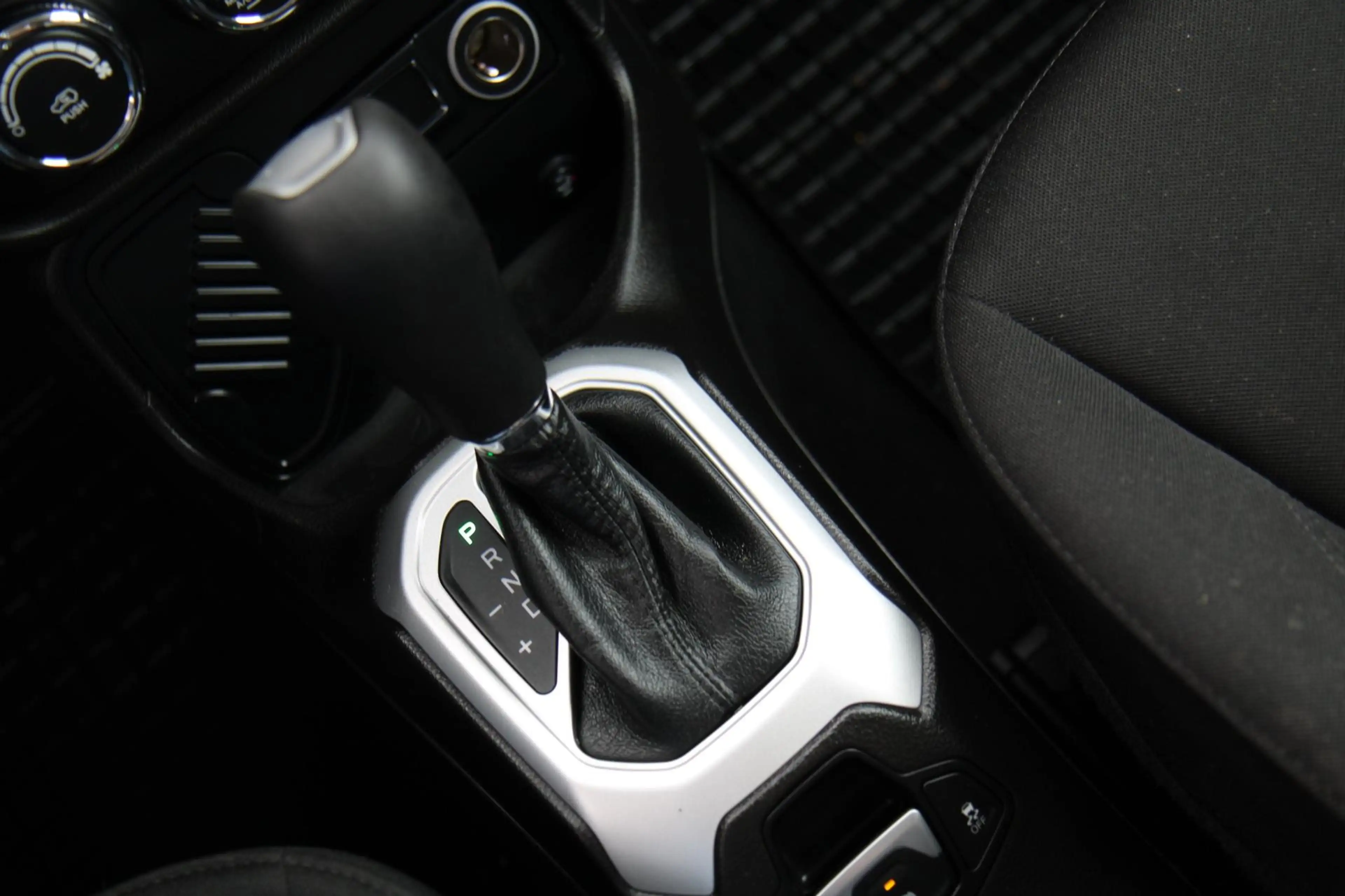 Jeep Renegade 1.4 MultiAir Automaat 140PK trekhaak luxe !! — photo 30