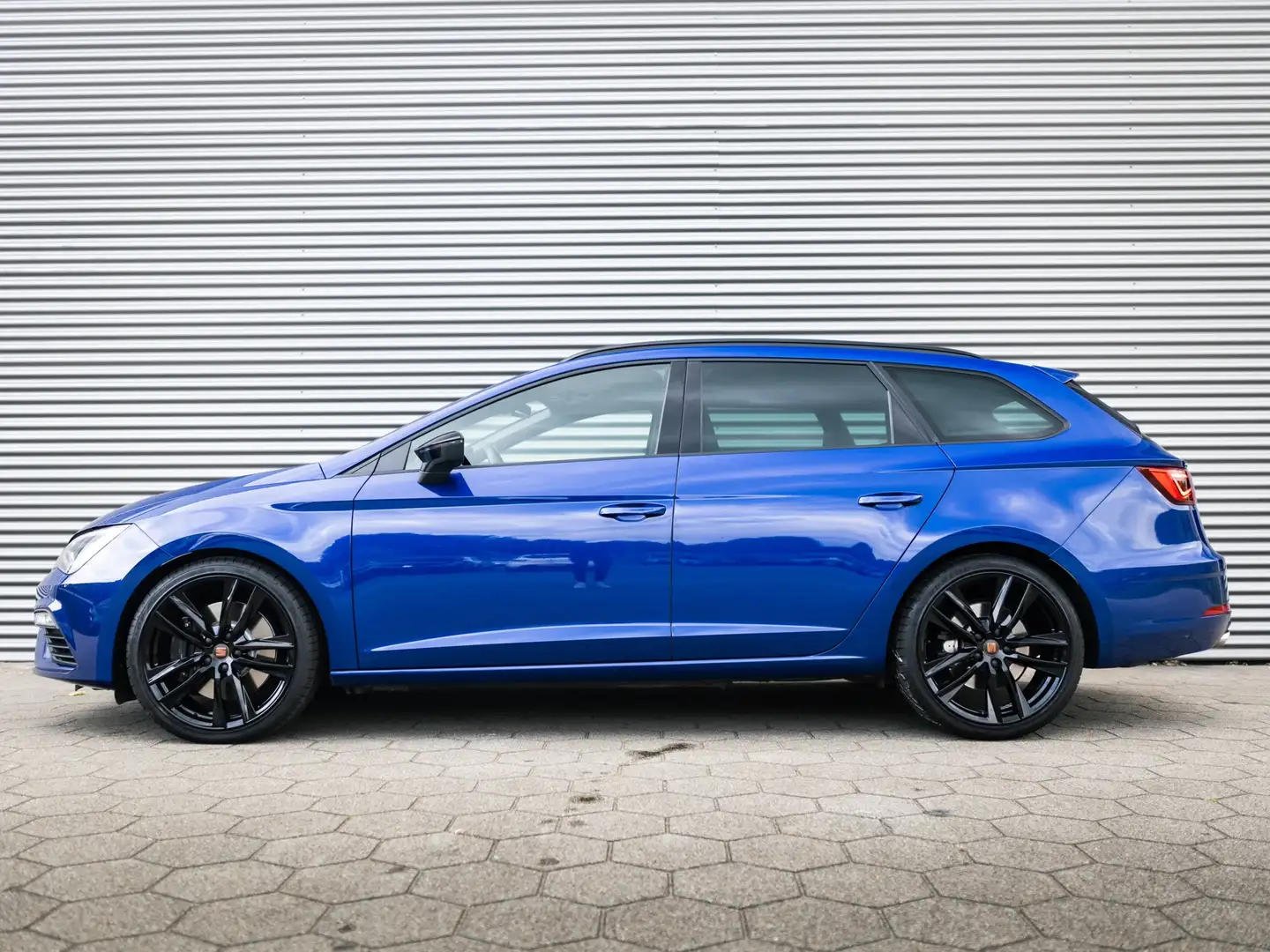 SEAT Leon ST 2.0 TSI CUPRA 300 4DRIVE PANO BEATS VIRTUAL DCC Bleu - 2