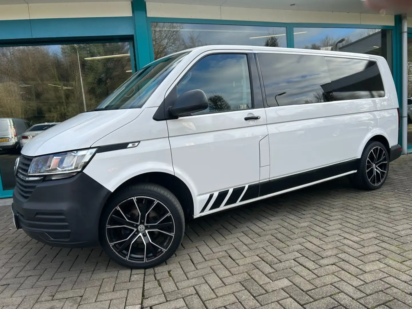 Volkswagen Transporter 2.0 TDI 150pk DC L2 Navi, CarPlay, 20Inch, TrHaak Wit - 1