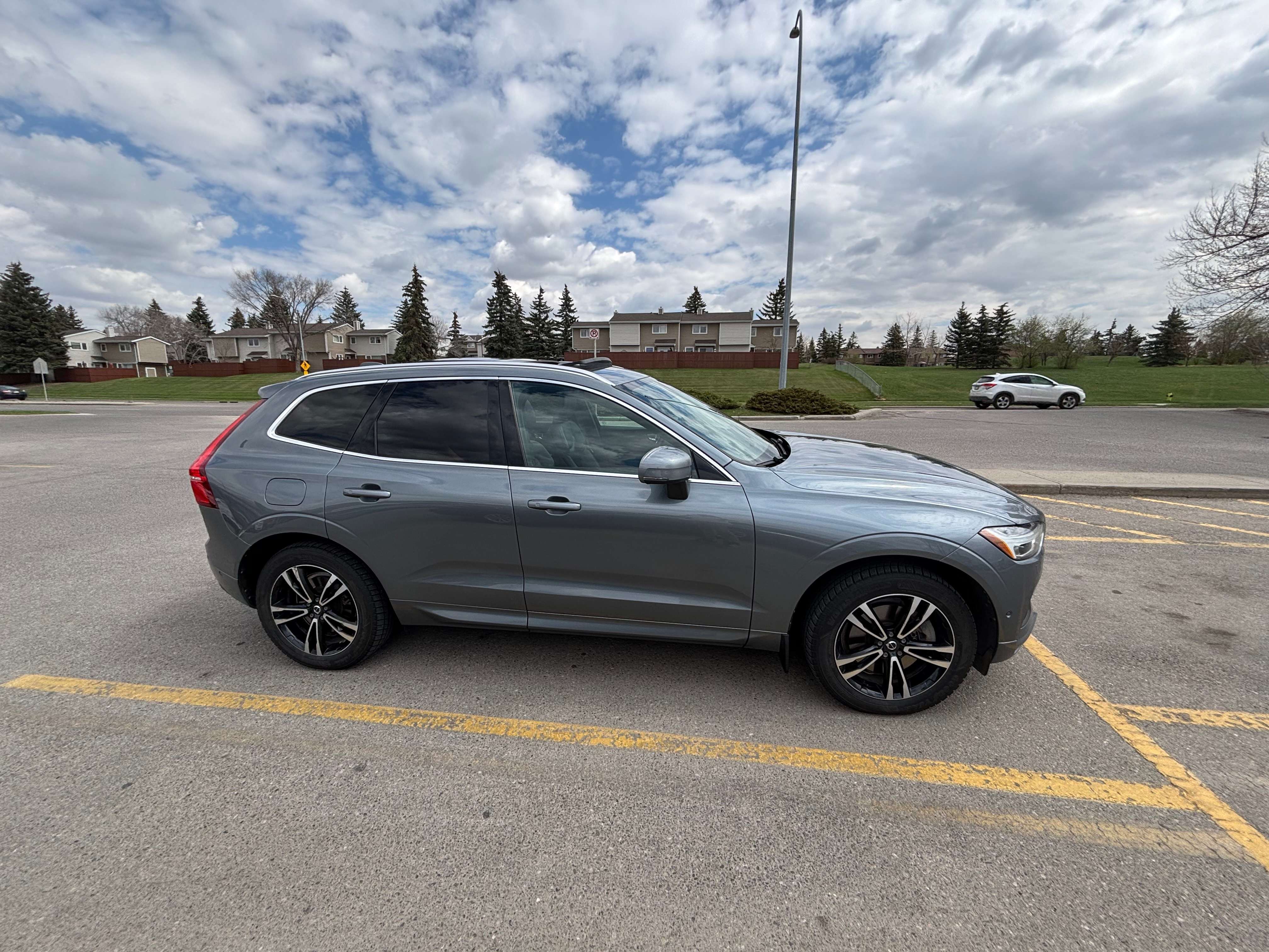 2018 Volvo XC60 Momentum alt 2