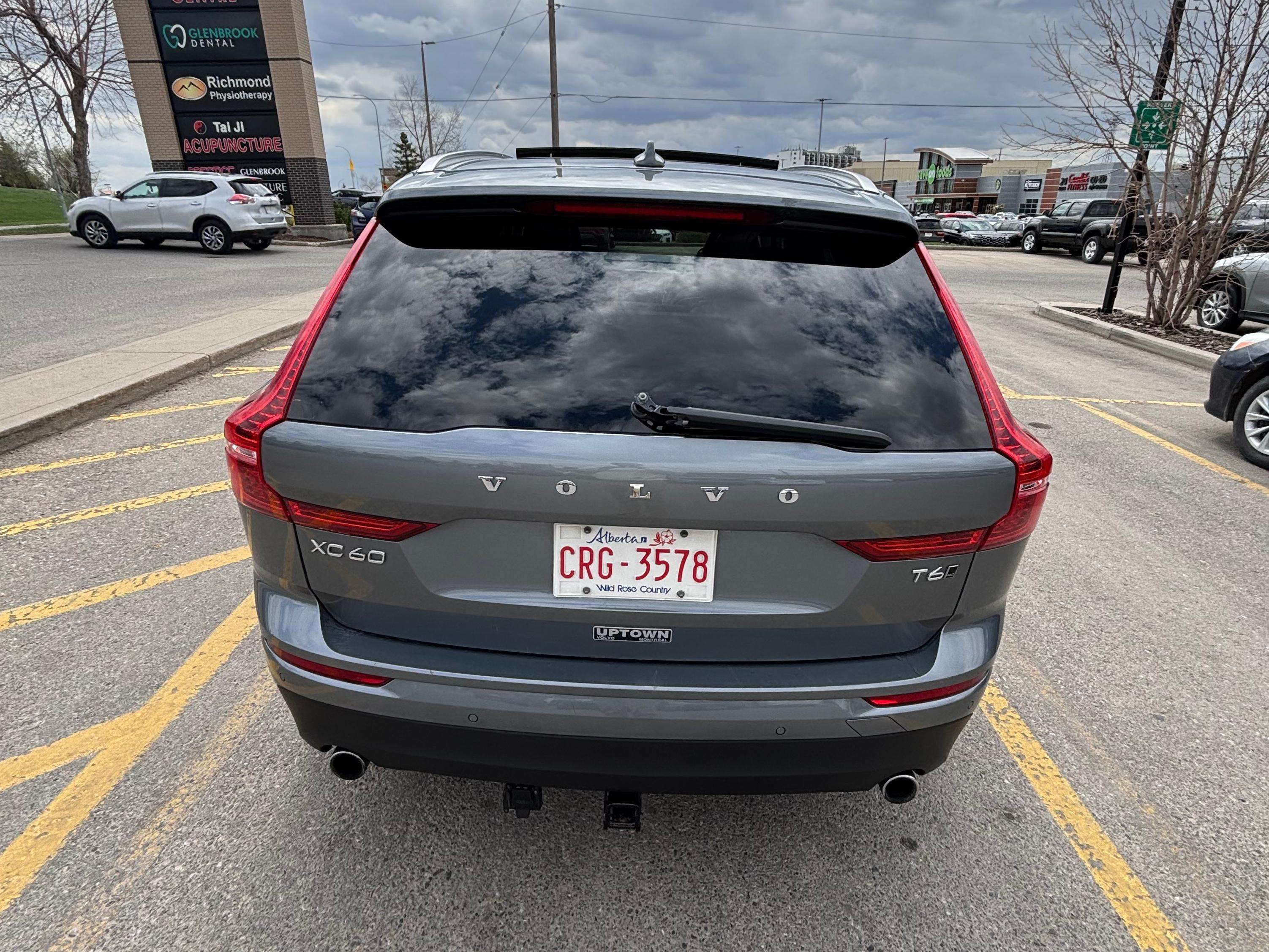 2018 Volvo XC60 Momentum alt 3