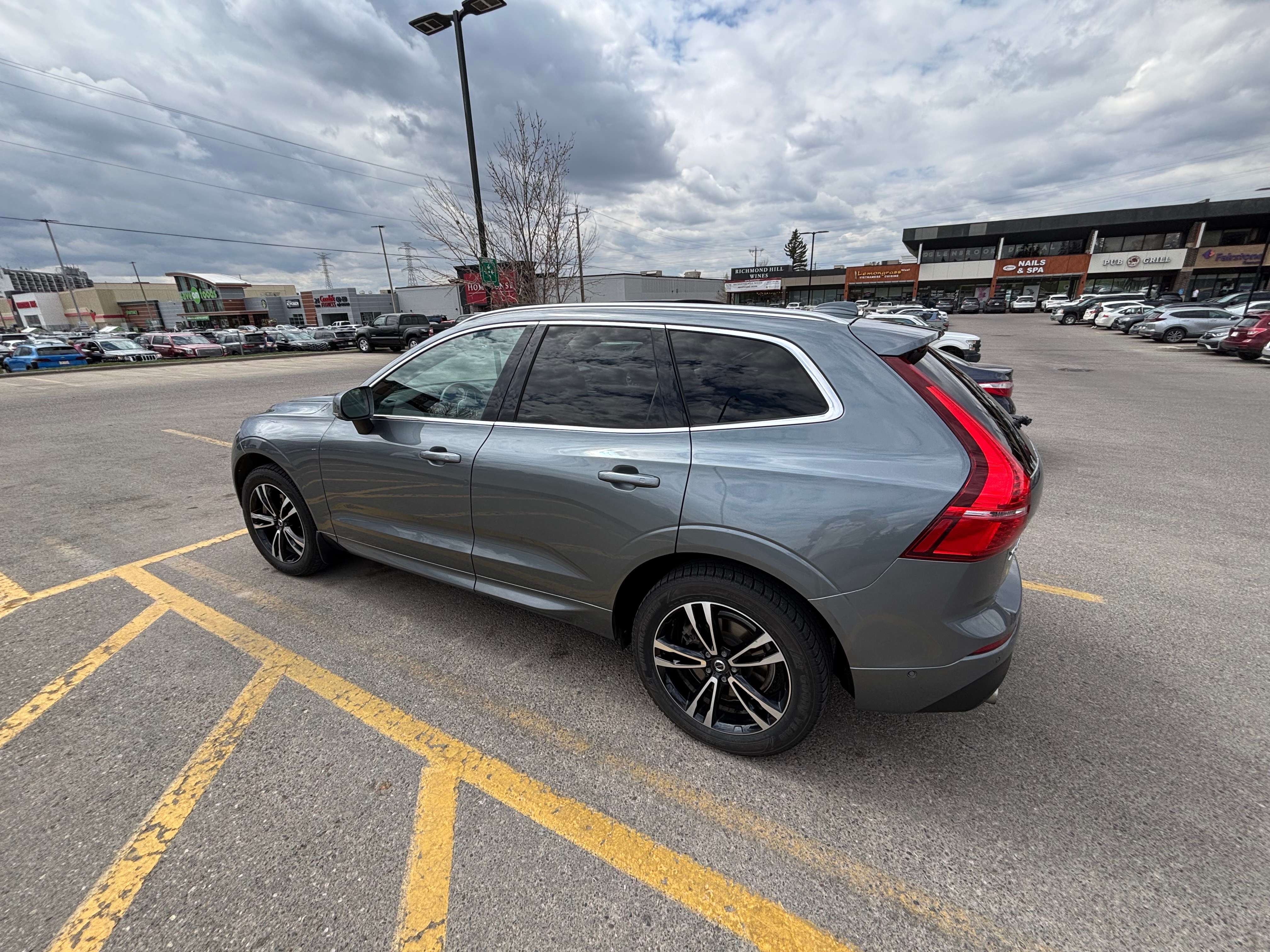 2018 Volvo XC60 Momentum alt 4