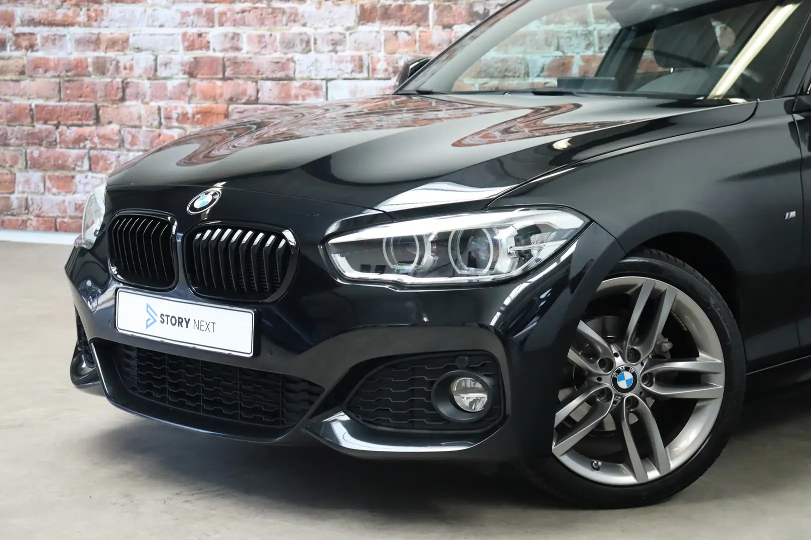 BMW 118 1-serie 118i High Executive M Sport Pakket Automaa Zwart - 2