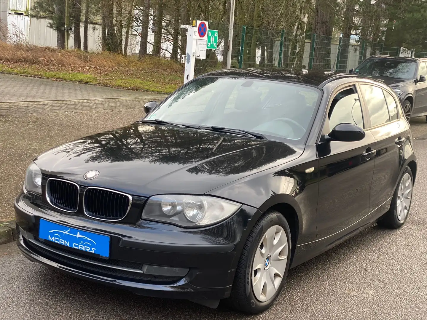 BMW 118 d LIMOUSINE-KLIMA-AHK-6GANG Schwarz - 2