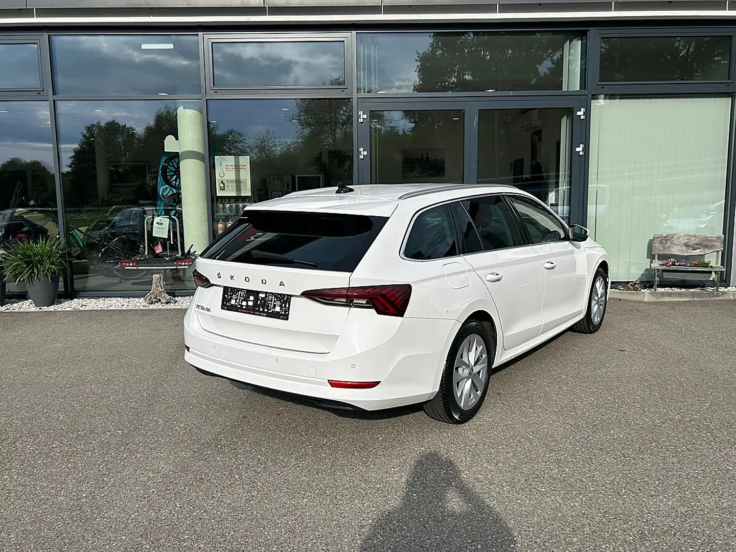 Skoda Octavia Combi 2,0 TDI Style DSG Weiß - 2