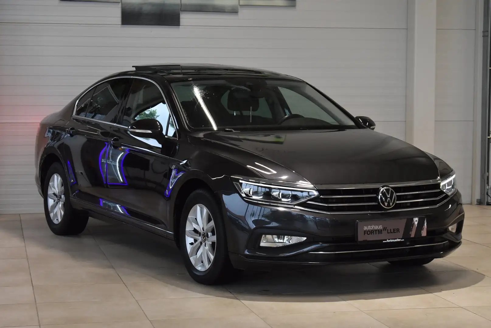 Volkswagen Passat 2.0 TDI Business /Panorama/iQ Grijs - 1