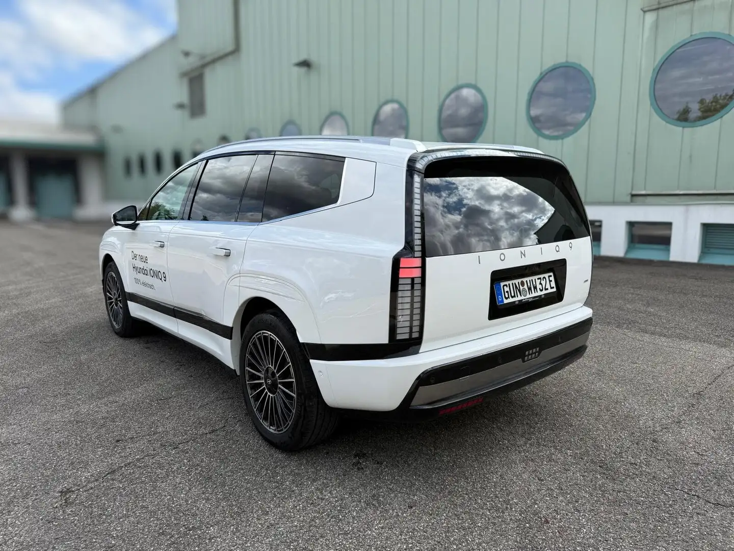 Hyundai IONIQ 9 Uniq 4WD 6-Sitzer Panoram. Relaxpaket Weiß - 2