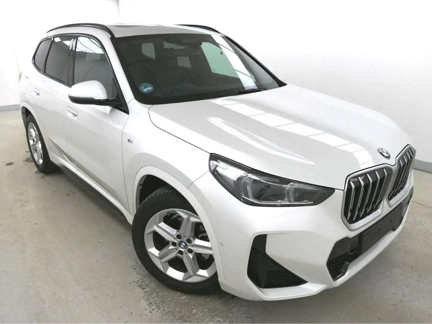 BMW X1 18 i sDrive M Sport Pano Driv.Plus ACC Sound Weiß - 2