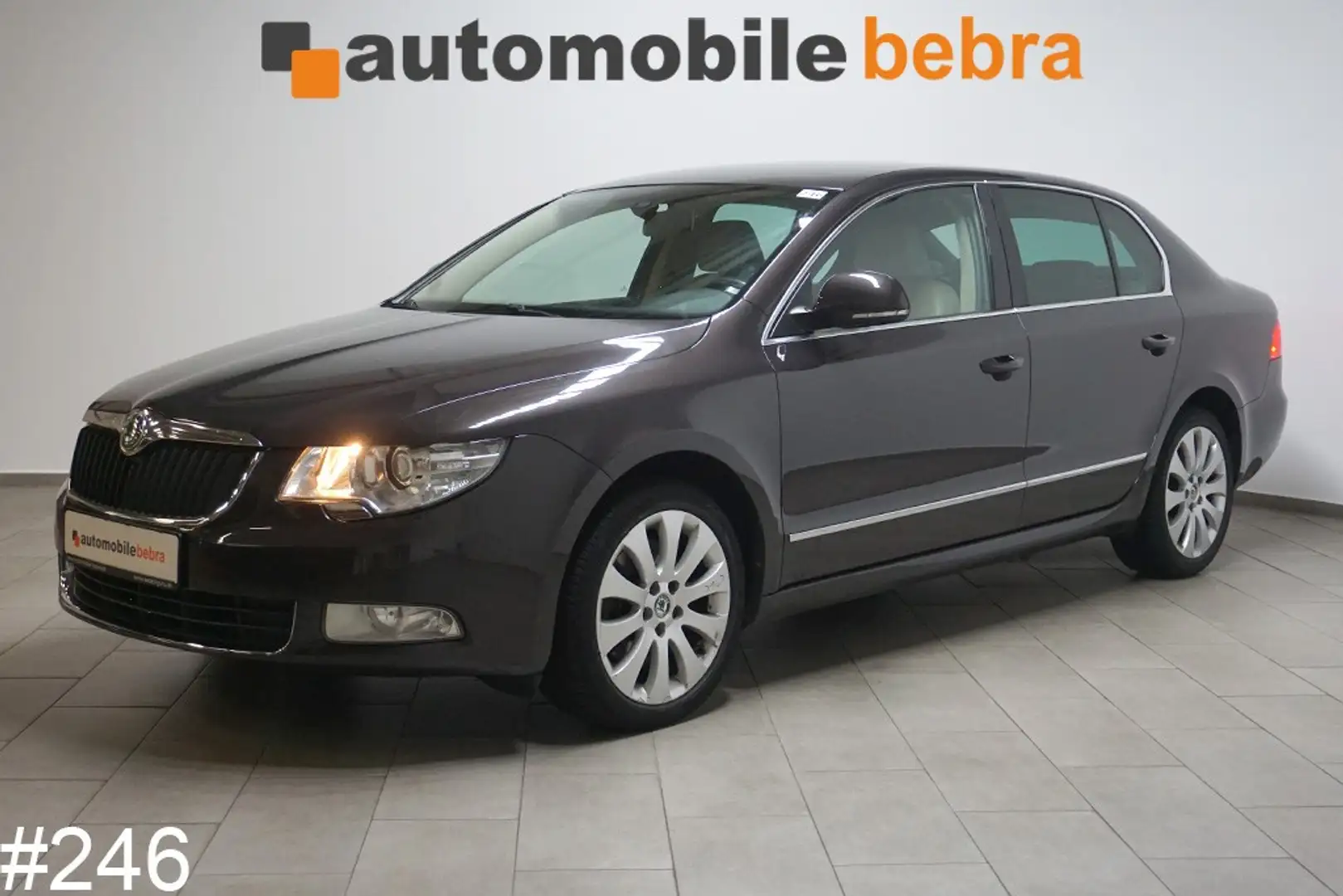 Skoda Superb 2.0TDI Elegance Xenon ALU 17 AHK Navi Braun - 1