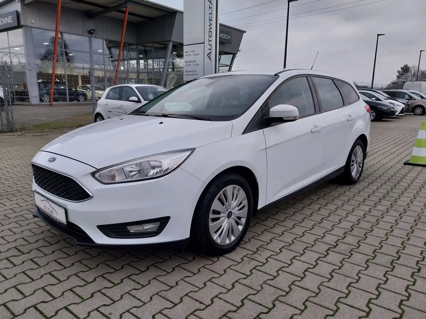 Ford Focus 1.5 TDCI Turnier Business*Navi*Klima*AHK* Weiß - 1