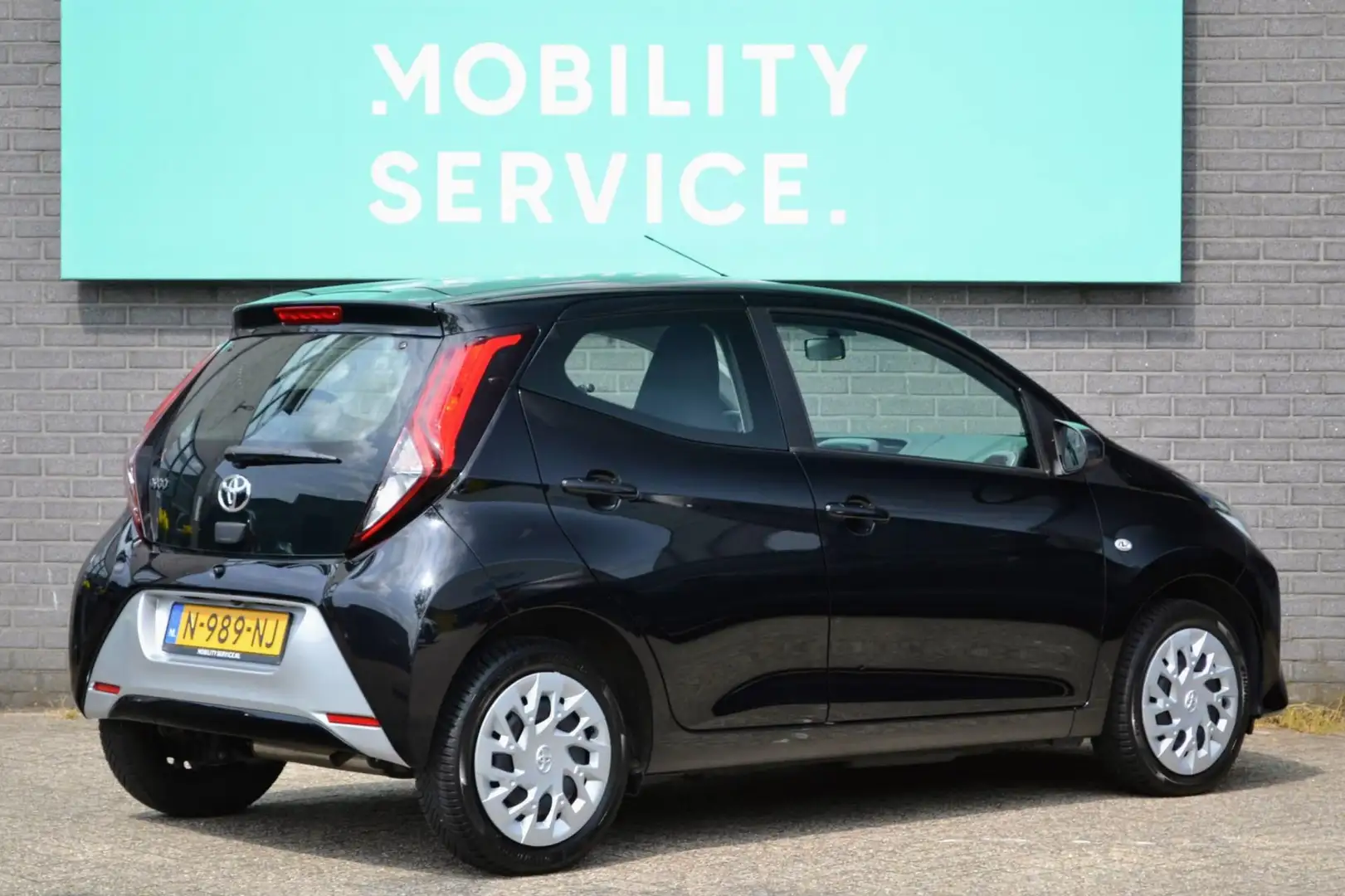 Toyota Aygo 1.0 VVT-i x-play AC Cam CarPlay CV Zwart - 2