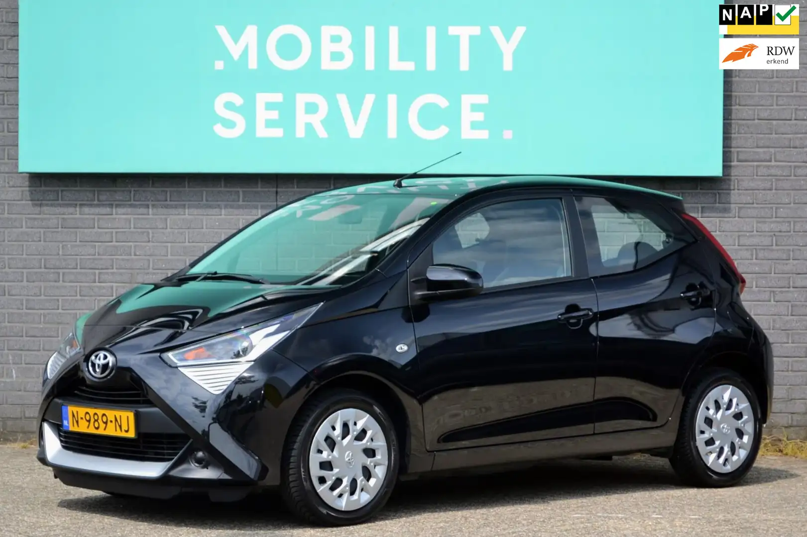 Toyota Aygo 1.0 VVT-i x-play AC Cam CarPlay CV Zwart - 1
