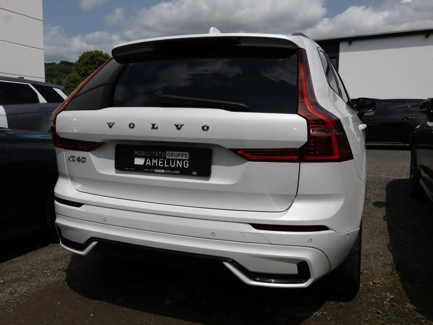 Volvo XC60 T6 AWD Recharge Plus Dark aus 1.Hand AHK Weiß - 2