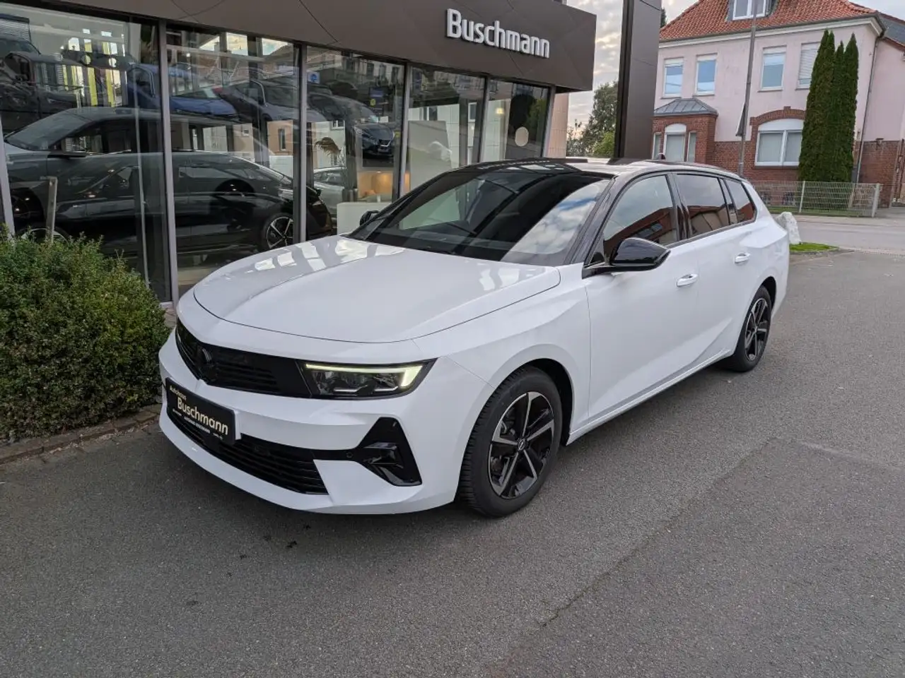 Opel Astra Sports Tourer 1.2 Turbo Automatik GS — photo 1 of 24
