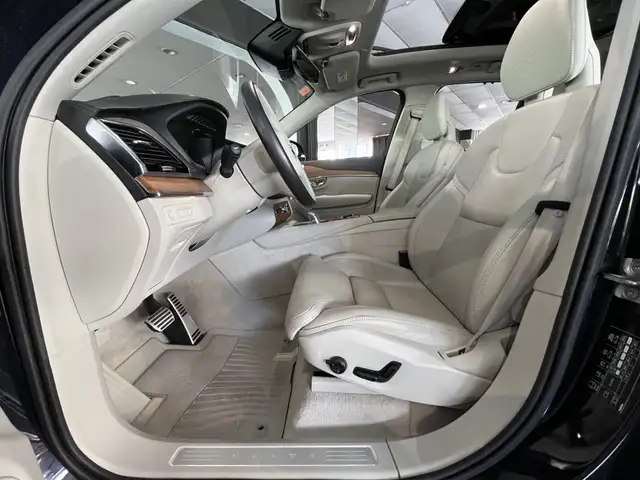 Volvo XC90 view 8