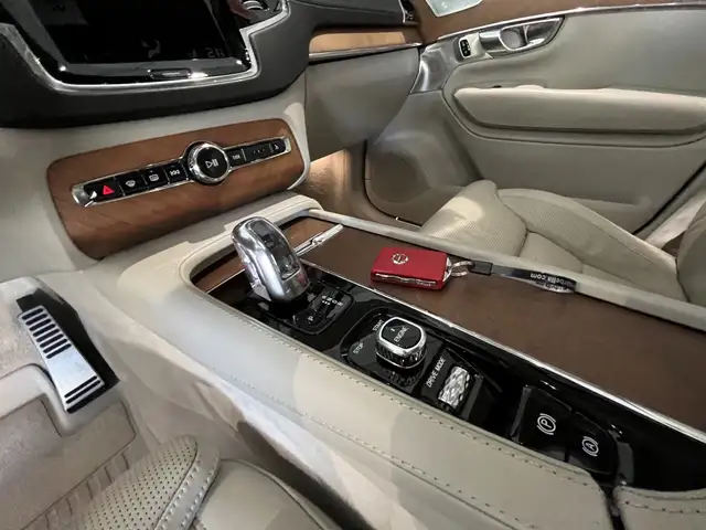 Volvo XC90 view 12