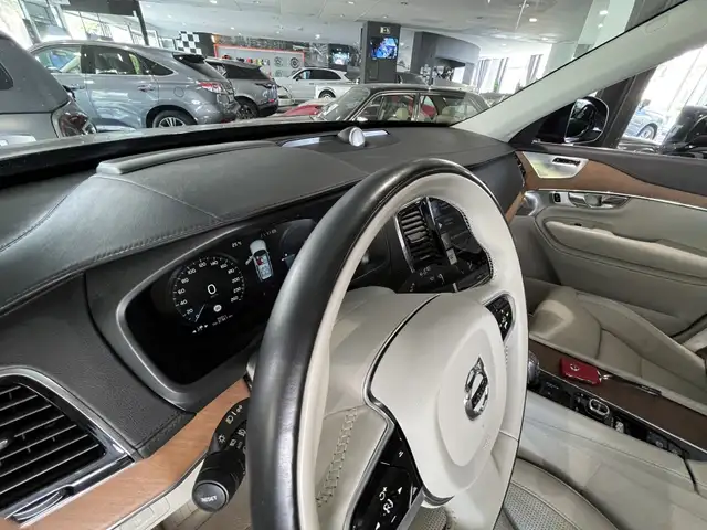 Volvo XC90 view 10