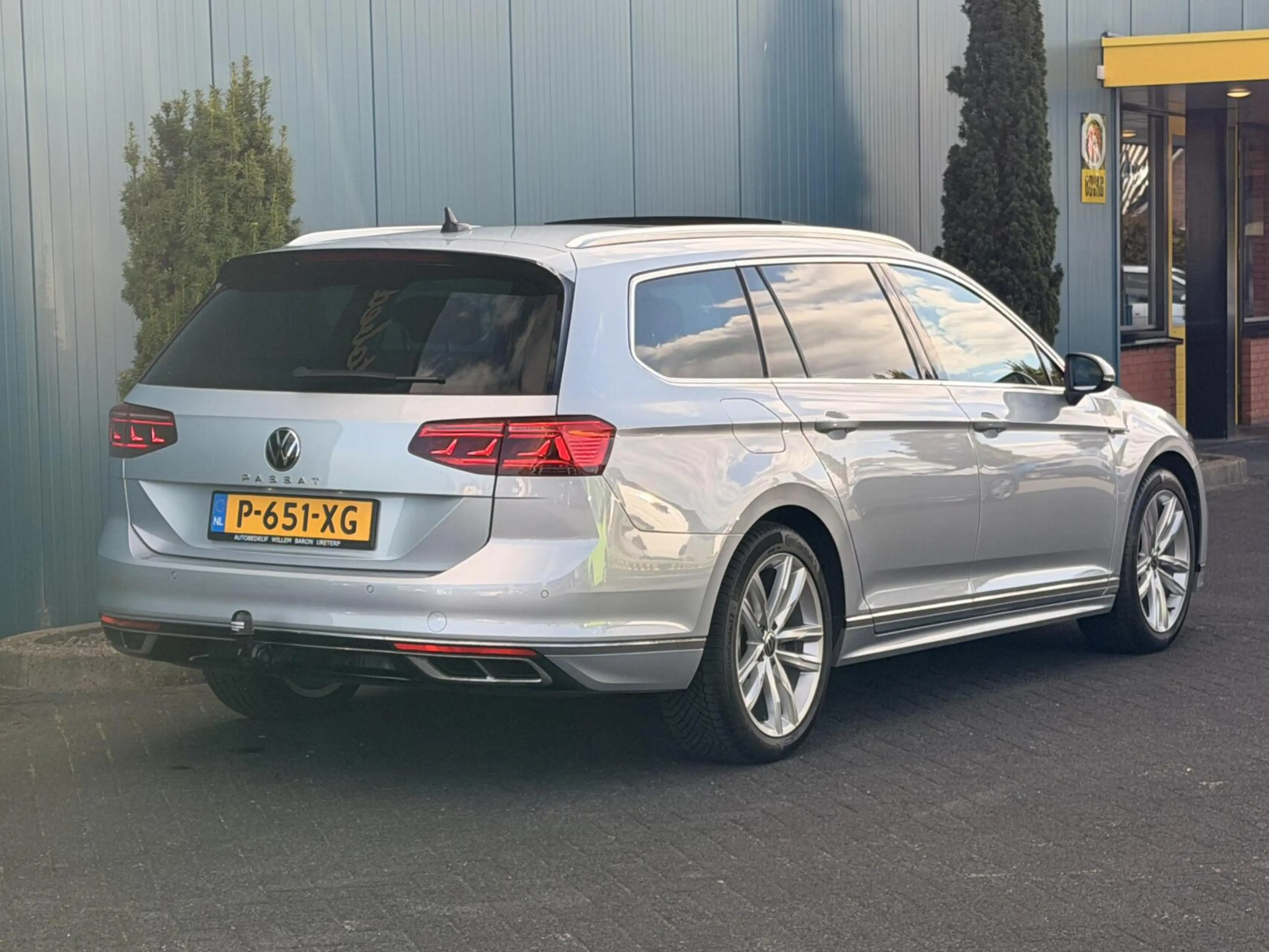 Volkswagen Passat Variant 1.5 TSI R-Line Business + PANO | TREKH | CARPLAY | — photo 2