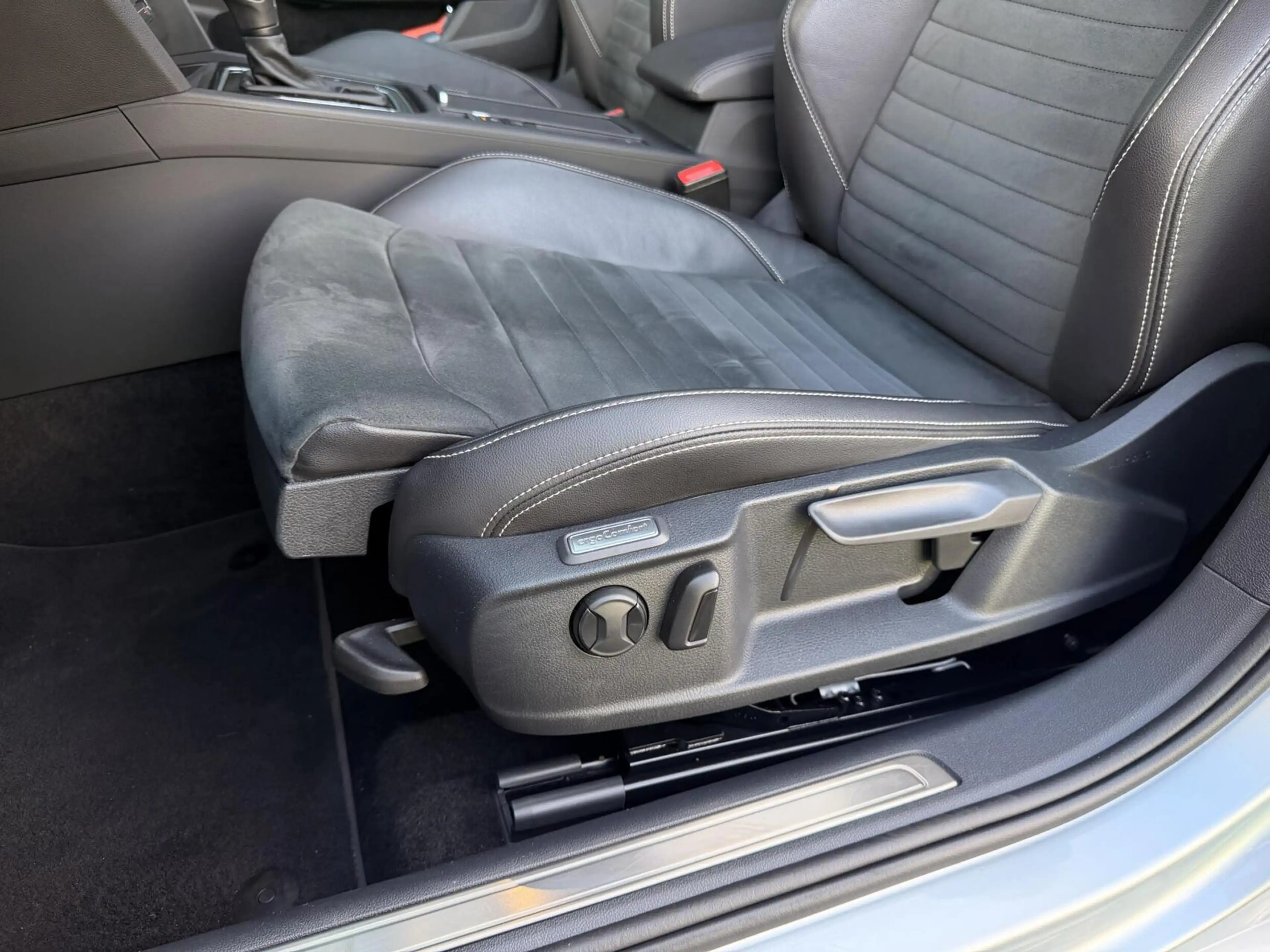 Volkswagen Passat Variant 1.5 TSI R-Line Business + PANO | TREKH | CARPLAY | — photo 11