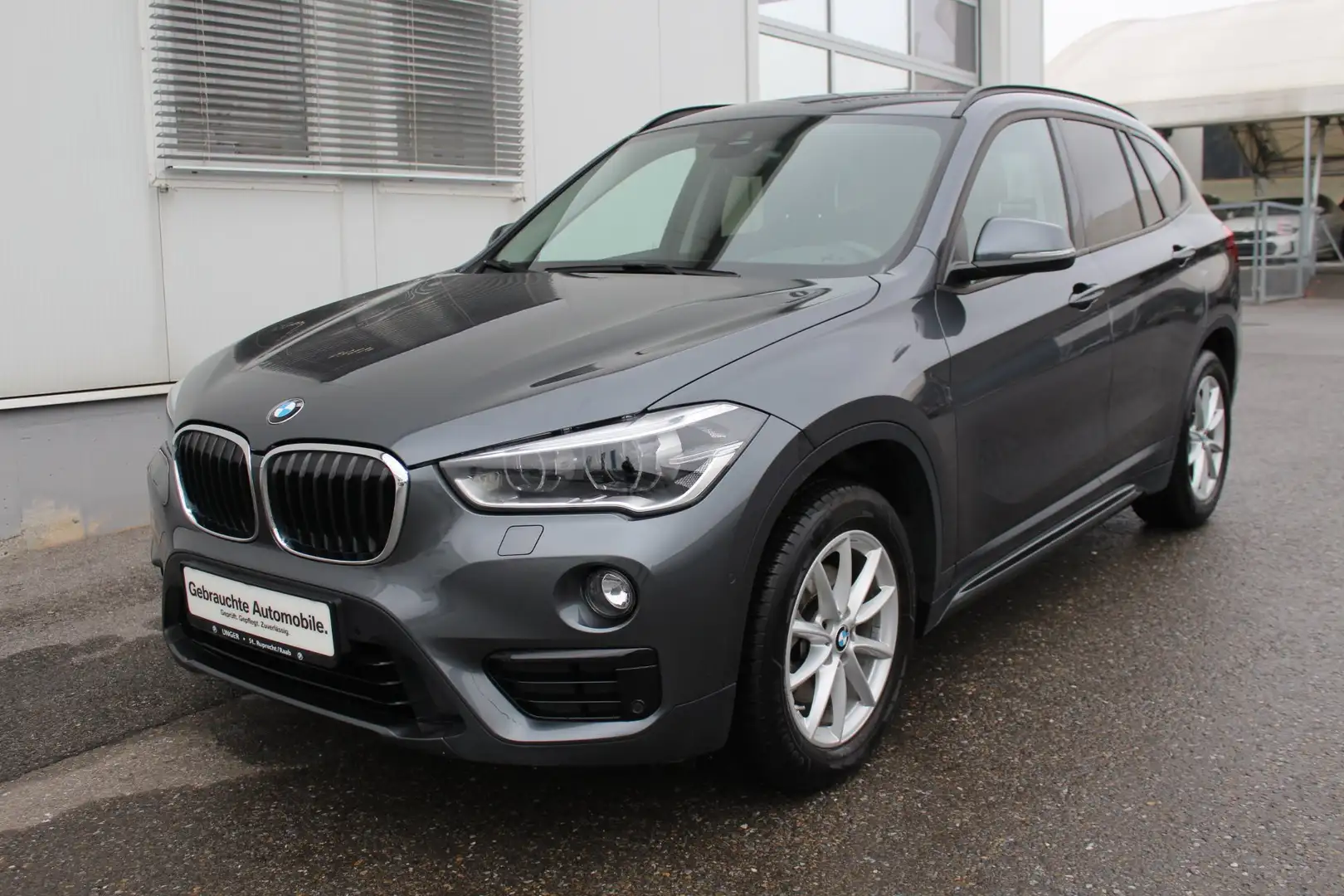 BMW X1 sDrive18i Grau - 1