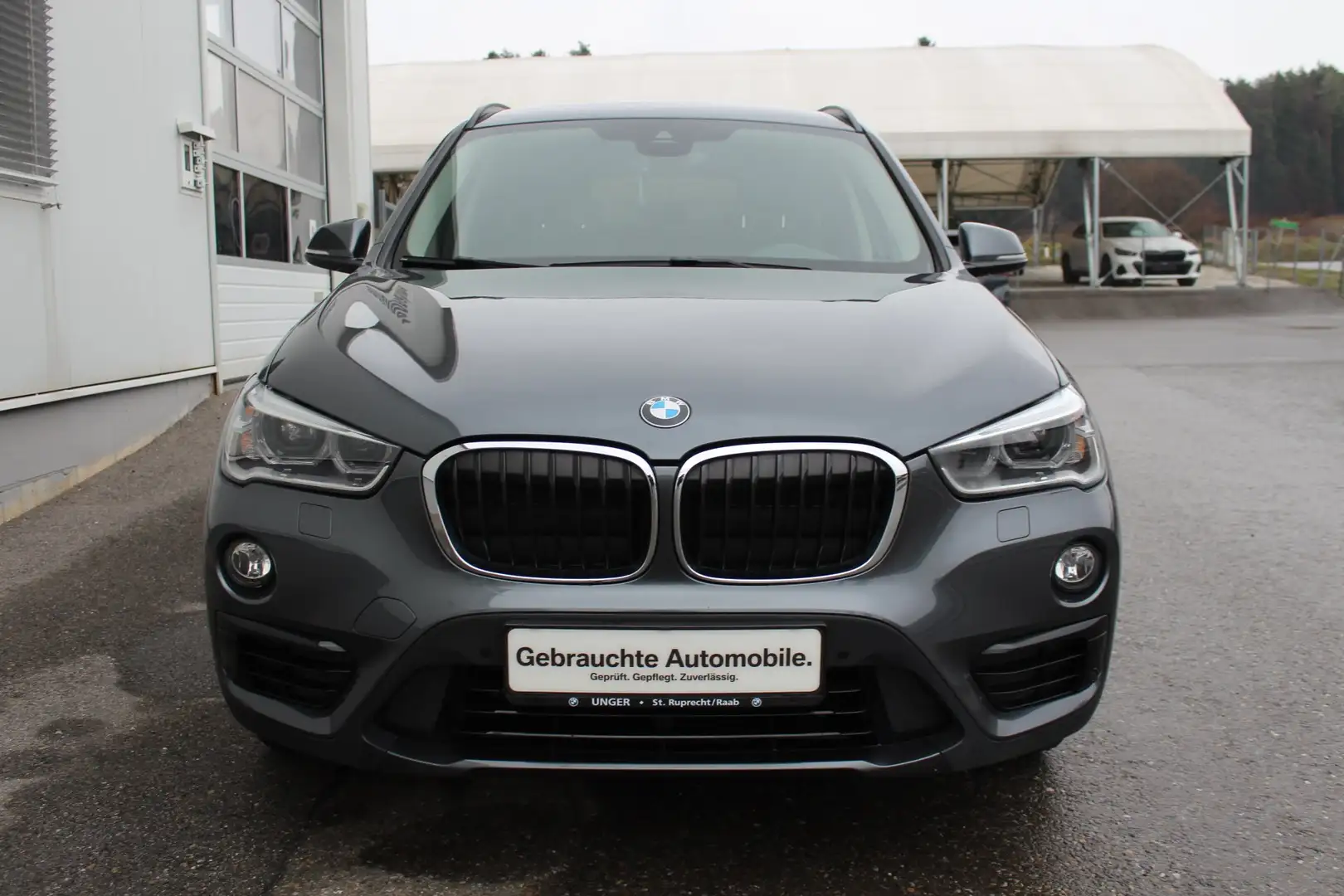 BMW X1 sDrive18i Grau - 2