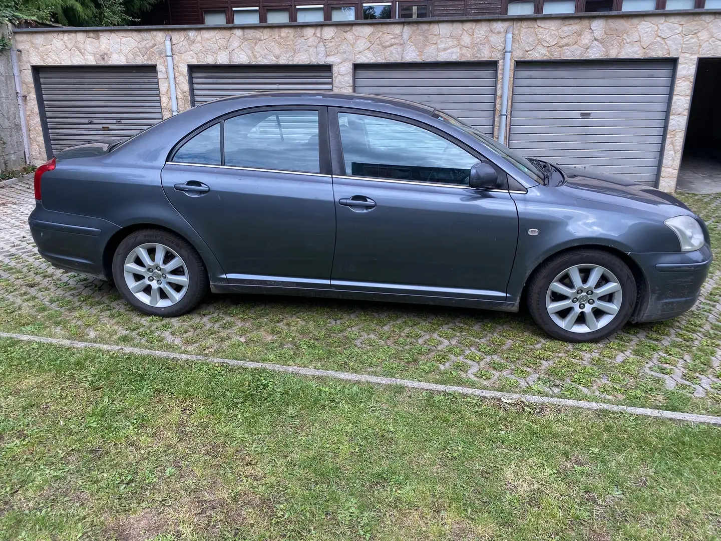 Toyota Avensis Avensis 1.8i VVT-i 16v Linea Luna Gris - 2