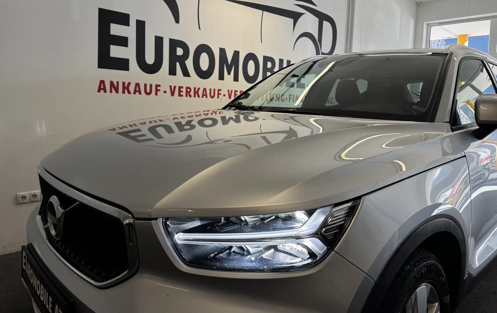 Volvo XC40 Momentum 2WD RFK*AHK*18ZOLL*LED*LR-HZG*CONNECT-P.* Grau - 2