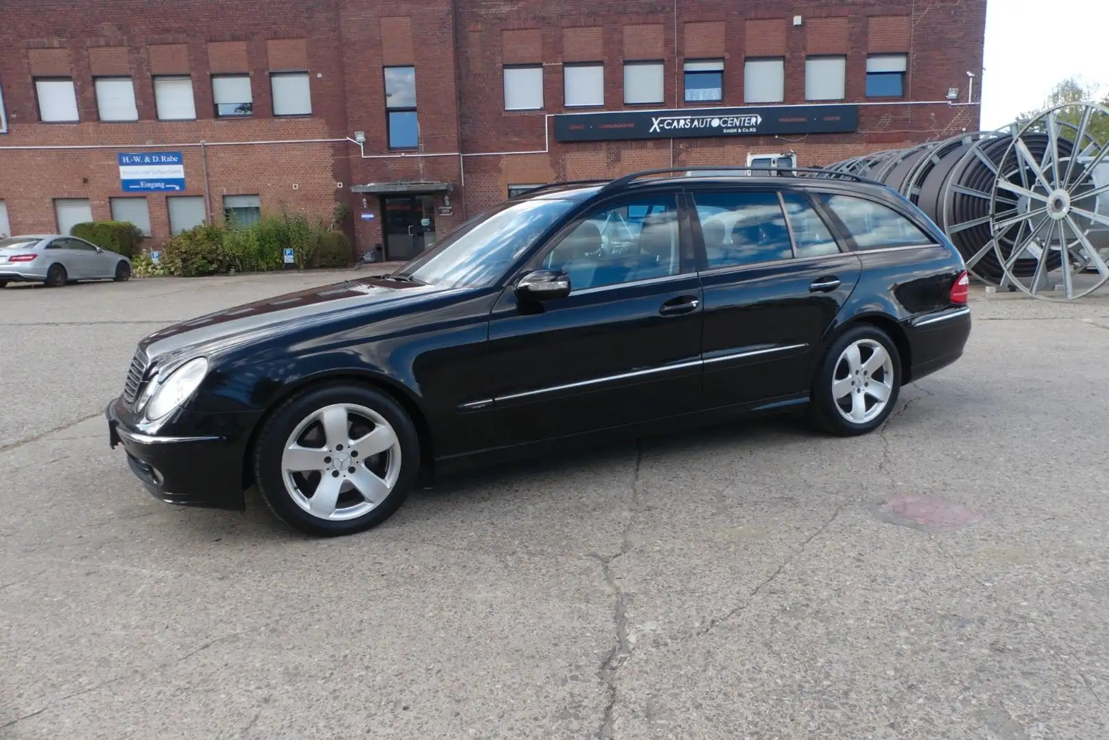 Mercedes-Benz E 320 T AVANTGARDE*Tempo*StHz**Navi*Leder*Xenon* Noir - 1