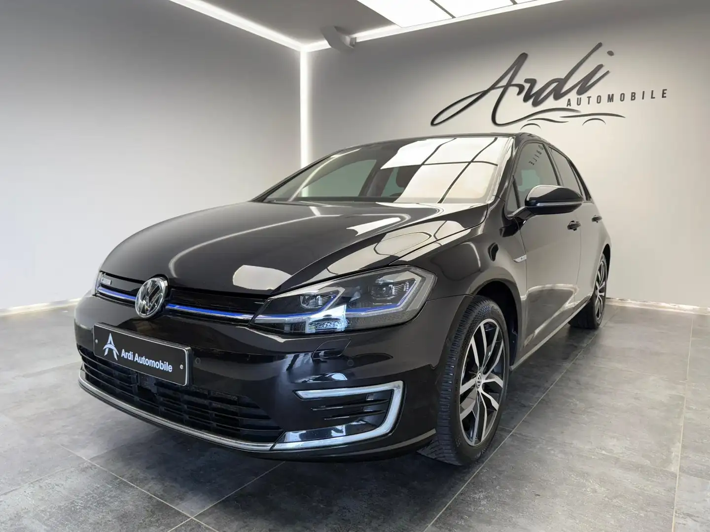 Volkswagen e-Golf 35.8kWh *GARANTIE*1ER PROP*VIRTUAL*CARPLAY*LED* Noir - 1