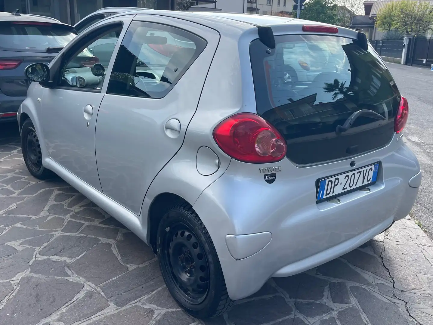 Toyota Aygo Aygo 5p 1.4d Sol Grijs - 1