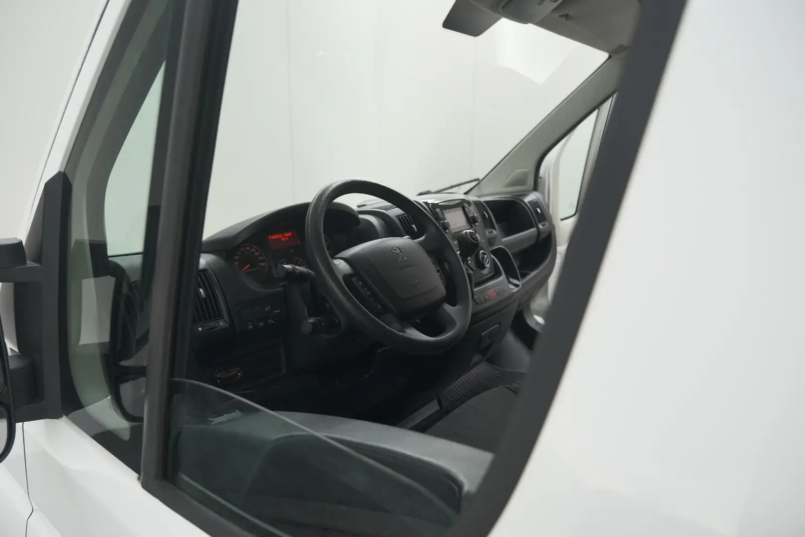 Peugeot Boxer 330 2.2 BlueHDi 140 L2H2 Premium | Navigatie | Hou Wit - 2