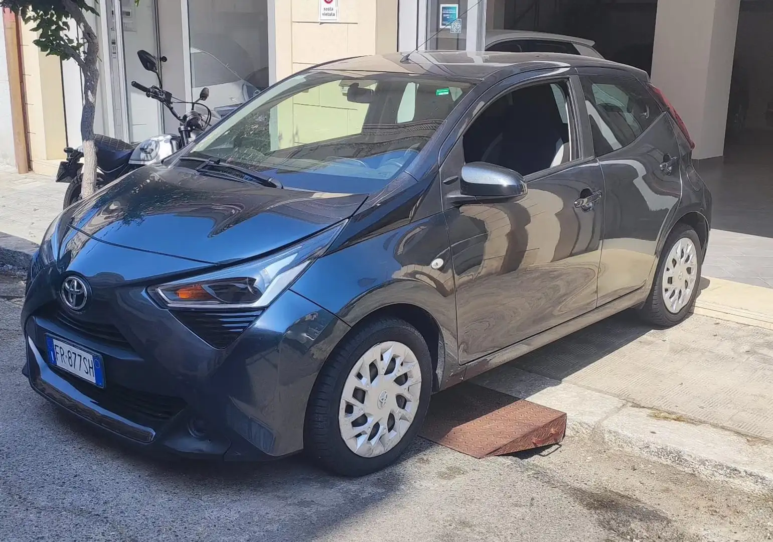 Toyota Aygo Aygo 5p 1.0 x-play 72cv Grigio - 2