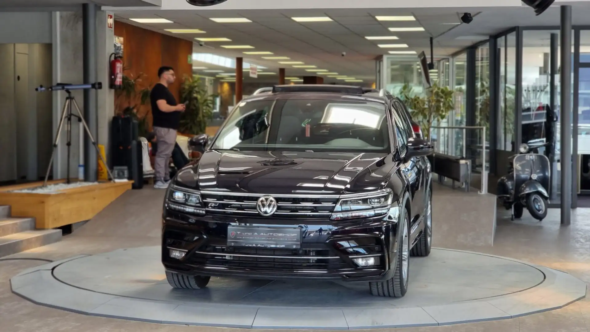 Volkswagen Tiguan 1.5 TSI SKY R-Line OPF DSG *1-Hand* Schwarz - 2