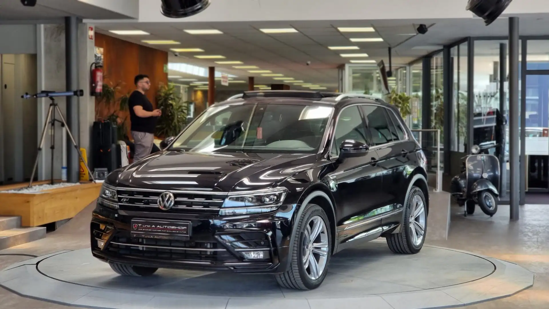 Volkswagen Tiguan 1.5 TSI SKY R-Line OPF DSG *1-Hand* Schwarz - 1