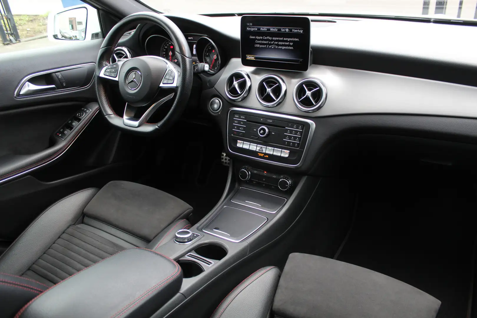 Mercedes-Benz GLA 180 Premium Plus AMG line/Panoramadak/Automaat/LED kop Wit - 2