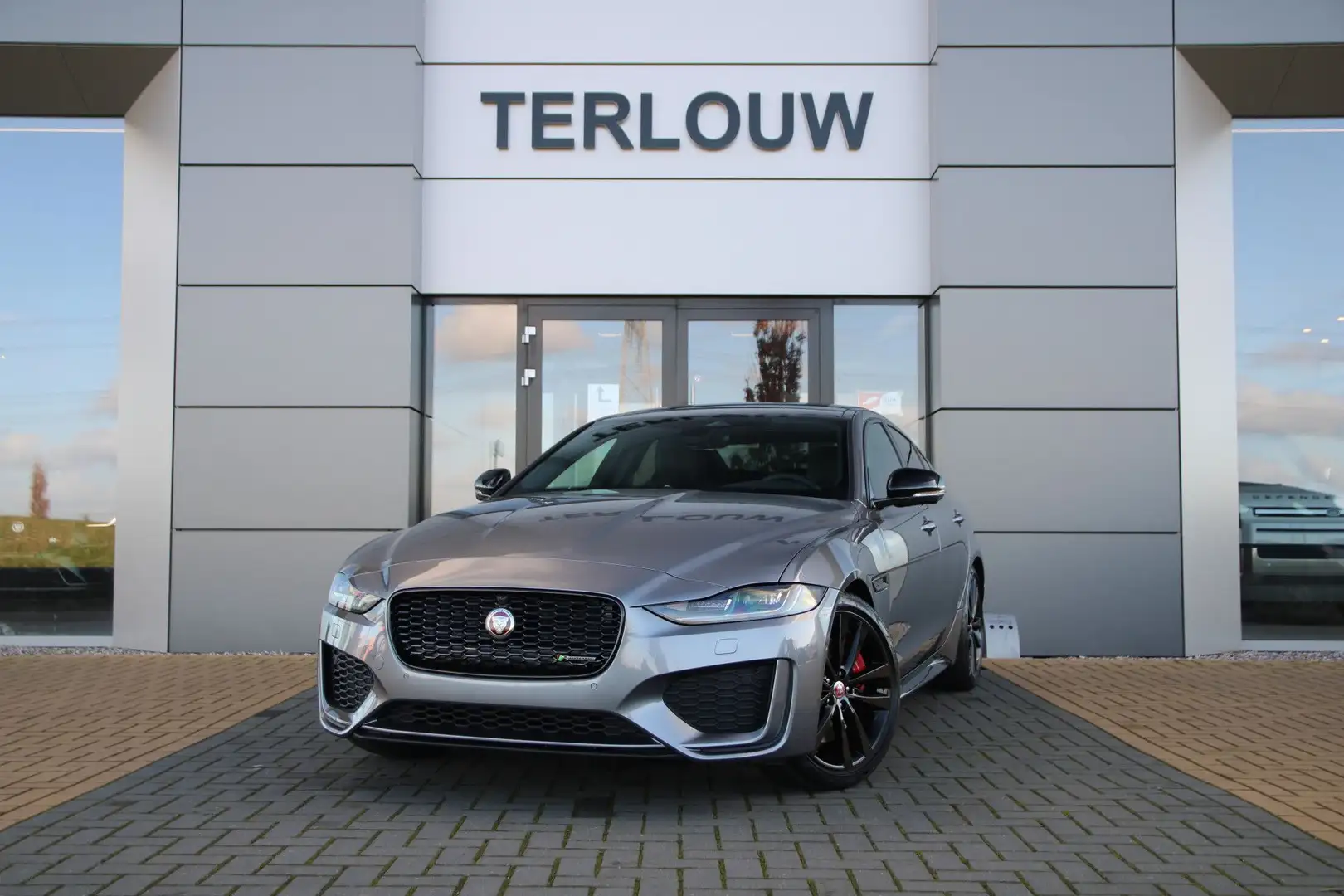 Jaguar XE 2.0 P250 R-Dynamic Black Edition Gris - 1