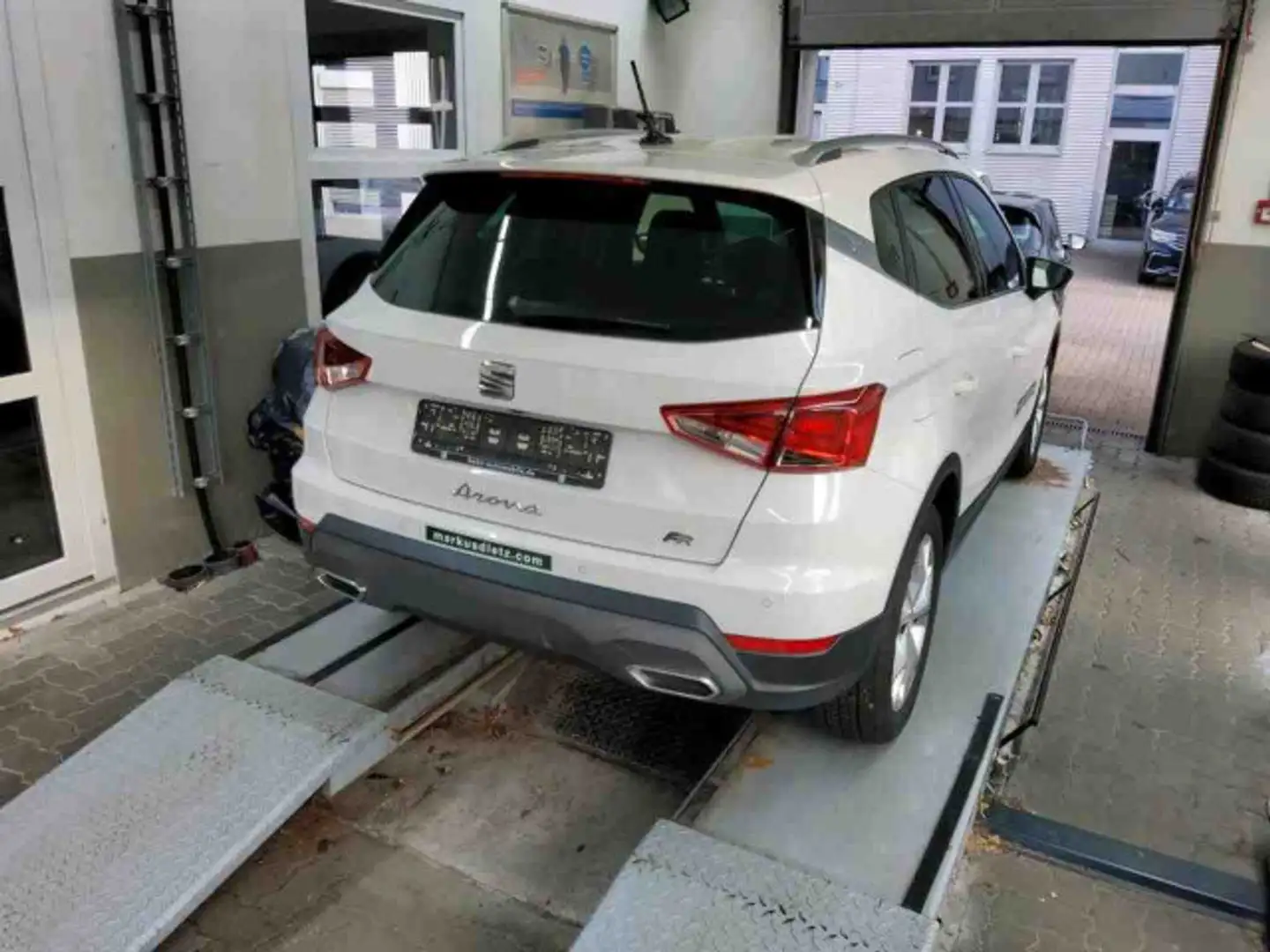 SEAT Arona FR-Line 1.0 TSI LED Navi PDC Full Link Weiß - 2