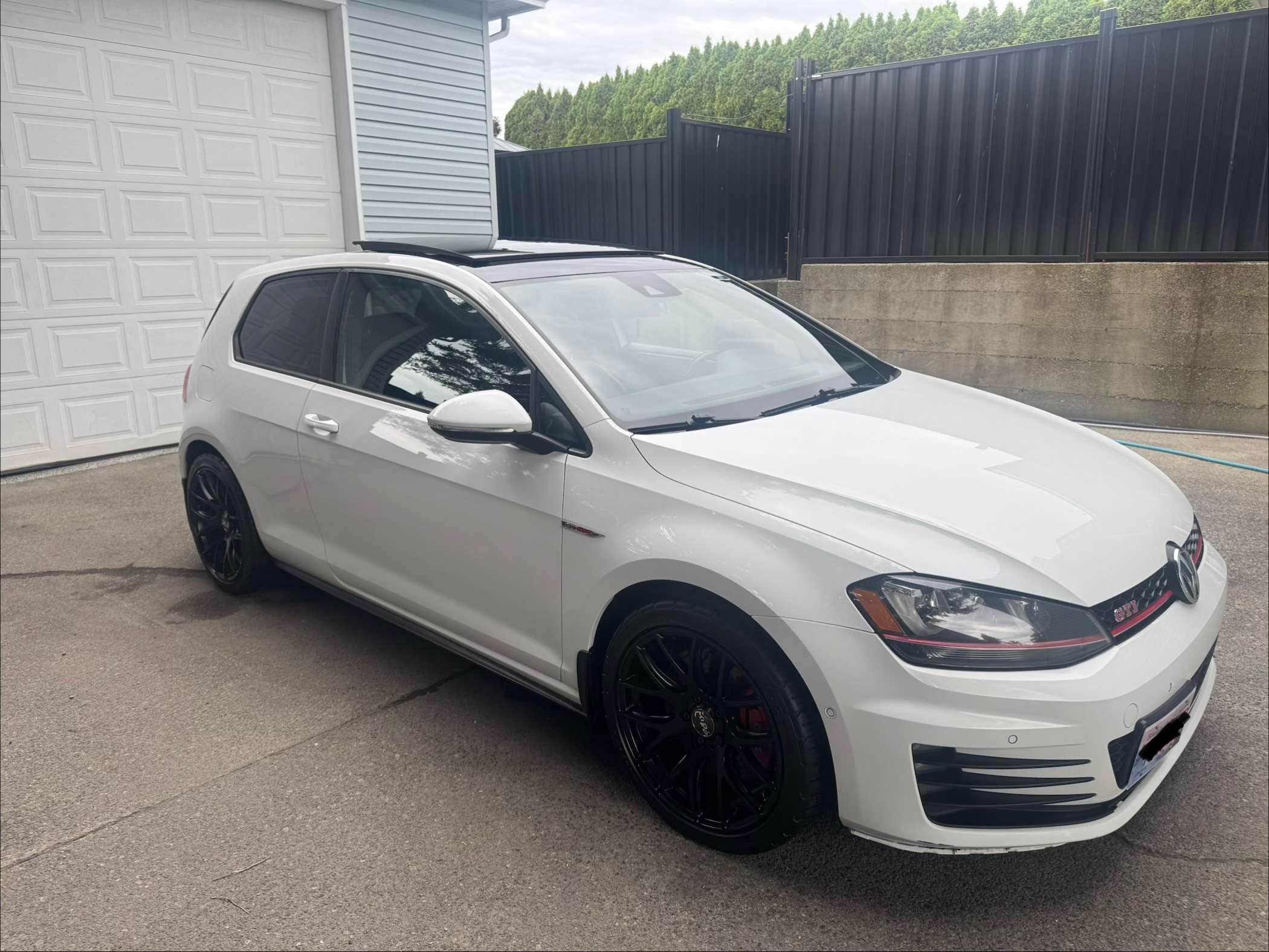 2016 Volkswagen Golf GTI Performance thumb 10