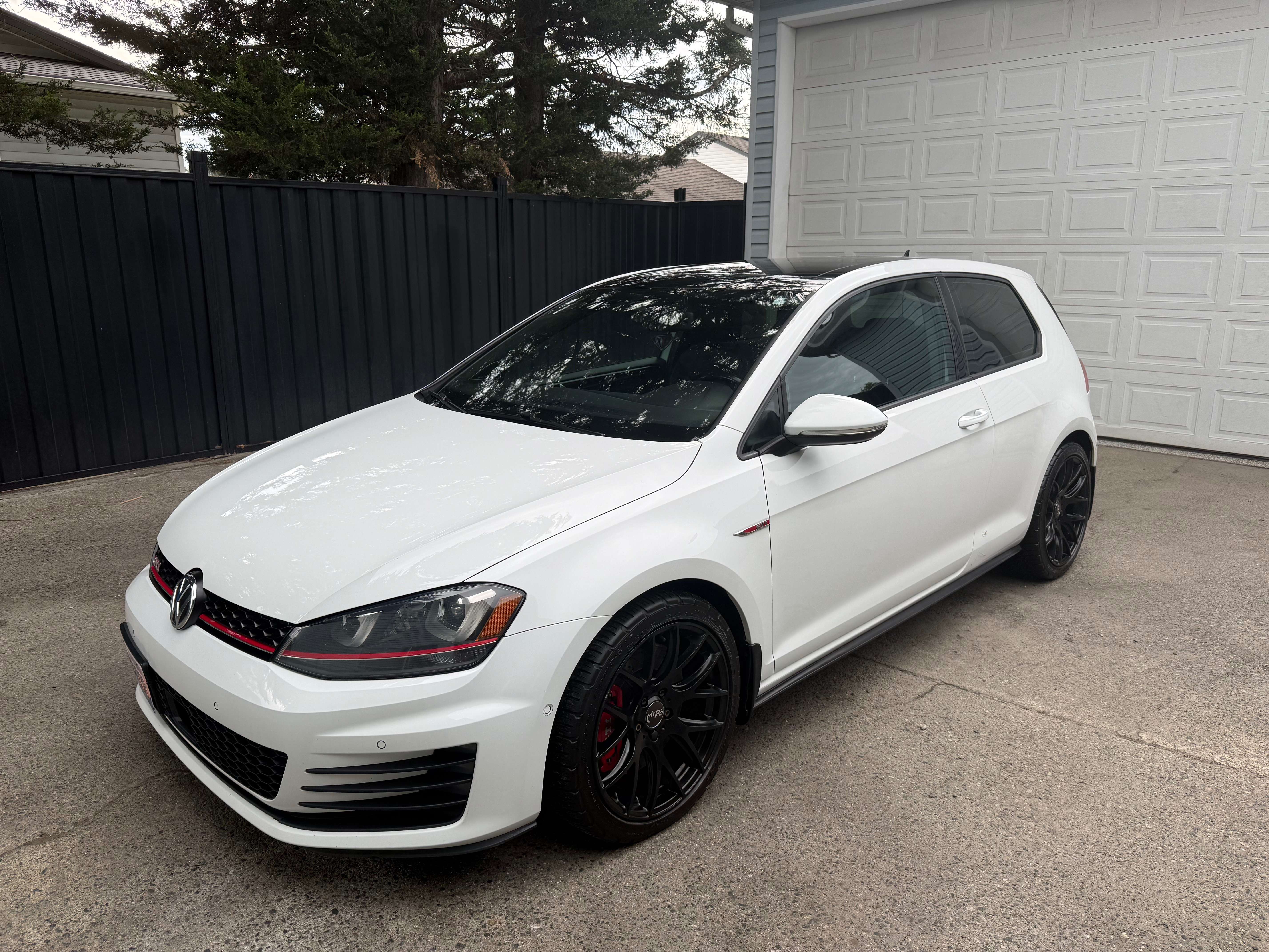2016 Volkswagen Golf GTI Performance thumb 9