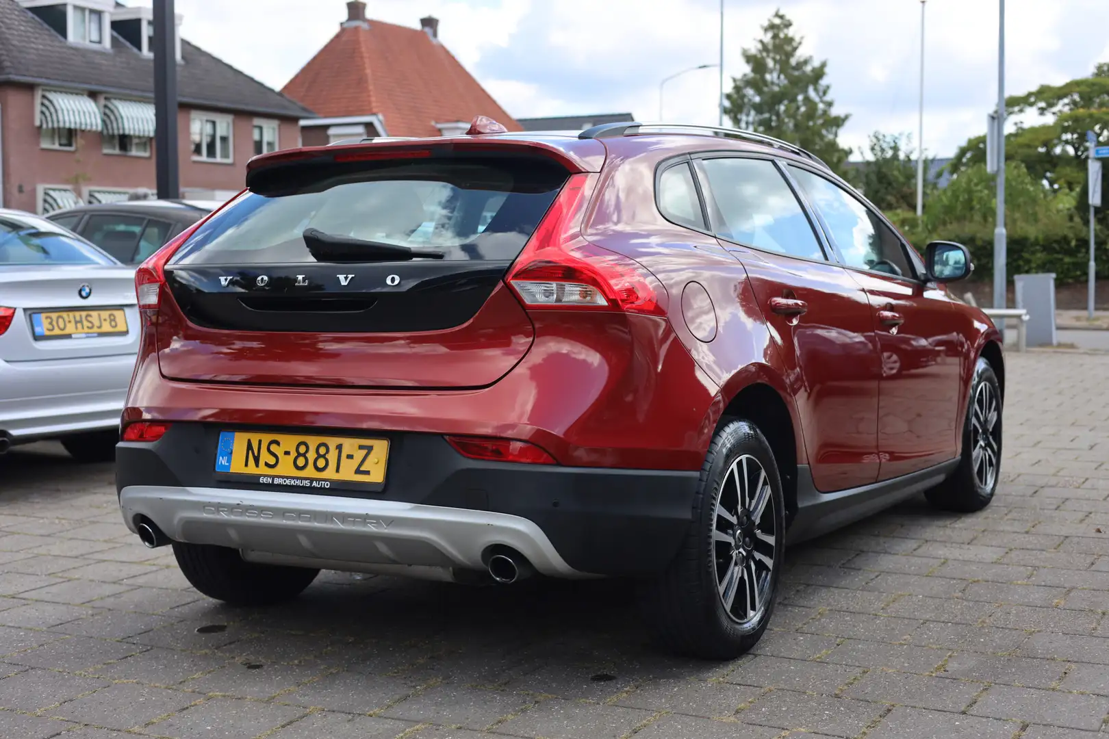 Volvo V40 Cross Country 1.5 T3 NORDIC+ AUTOMAAT | NAVI | NL AUTO Rood - 2