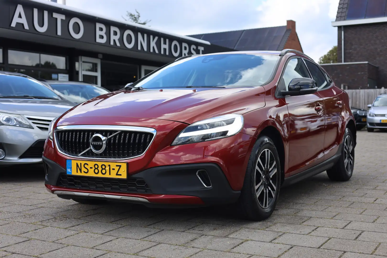 Volvo V40 Cross Country 1.5 T3 NORDIC+ AUTOMAAT | NAVI | NL AUTO Rood - 1