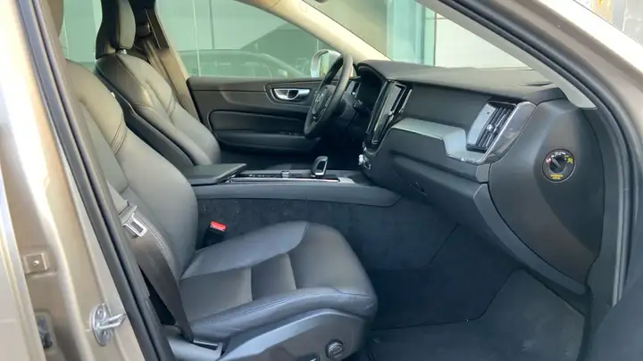 Volvo XC60 2023, foto 9