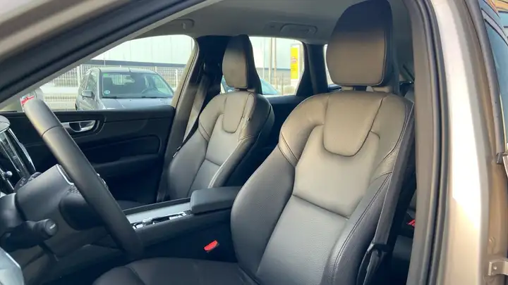 Volvo XC60 2023, foto 10