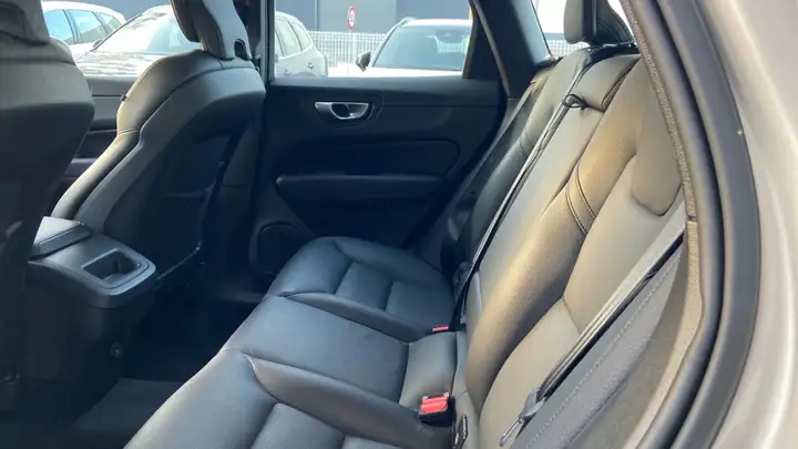 Volvo XC60 2023, foto 11