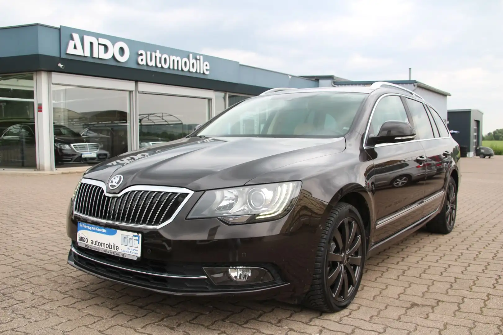Skoda Superb 2.0 Combi Elegance 4X4 Leder/Navi/Xenon Braun - 1