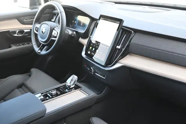 Volvo XC90 view 13