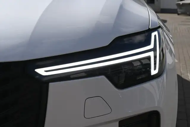 Volvo XC90 view 11