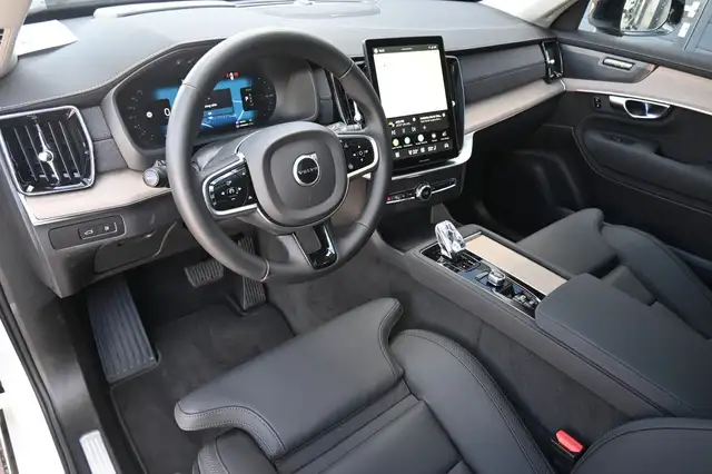 Volvo XC90 view 12